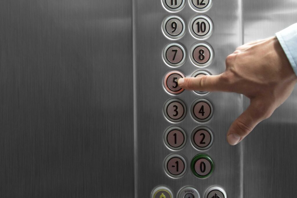 هرکدام از دکمه های آسانسور چه کاری انجام می دهند؟