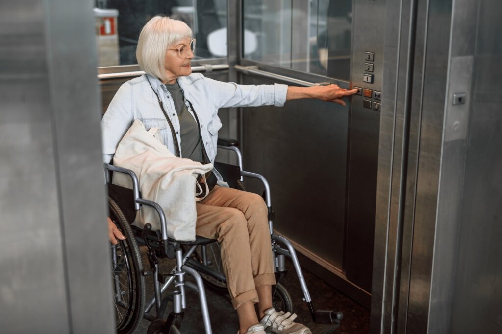 دسترس‌پذیری و راحتی استفاده آسانسورها در ساختمانهای تجاری برای همه با هر وضعیت جسمانی