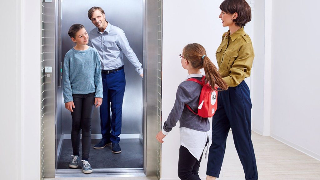 رفتار مسافر آسانسور با دیگر مسافران