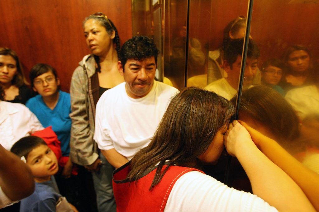 رفتار مسافر آسانسور در داخل
