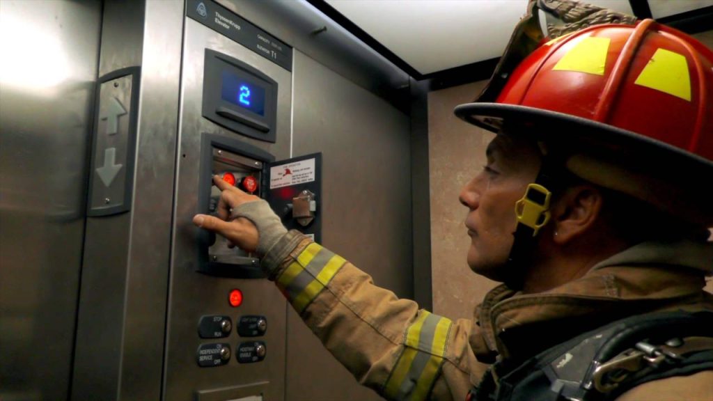 رفتار مسافر آسانسور در مواقع اضطراری