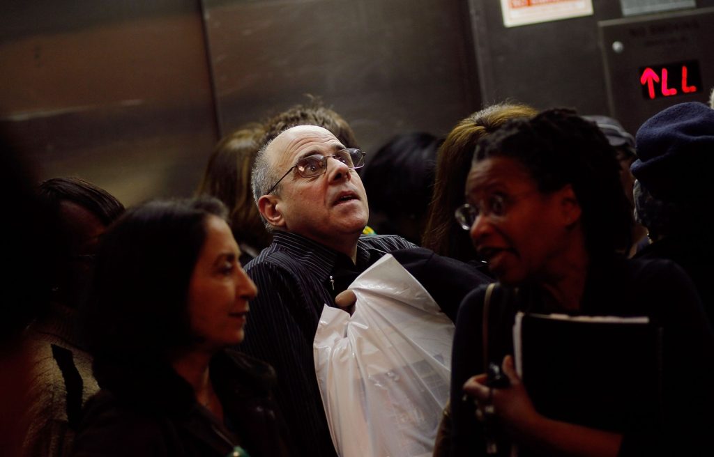رفتار مسافر آسانسور هنگام خروج